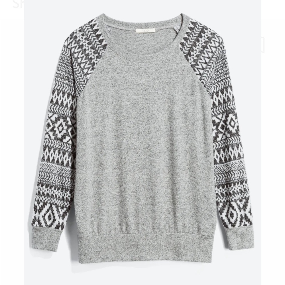 Le Lis Shaney Raglan Printed Sleeve Knit Top, Medium